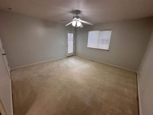 Building Photo - Three Bedroom - Low maintenance, west-end,...