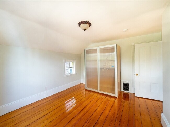 Building Photo - 12 Adella Pl