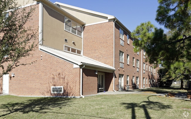 Building Photo - Pine Street
