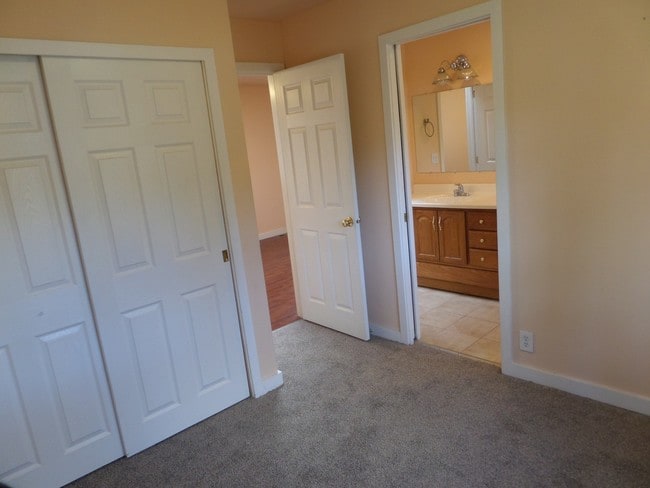 Building Photo - Super Cute & Renovated 3-Bedroom Cottage i...