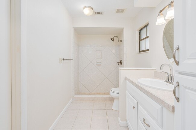Building Photo - Renovated 3/2 Home in Daytona Beach