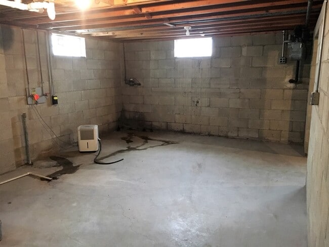 Building Photo - **3-BEDROOM/2-BATH RANCH W/ 2-CAR GARAGE!**