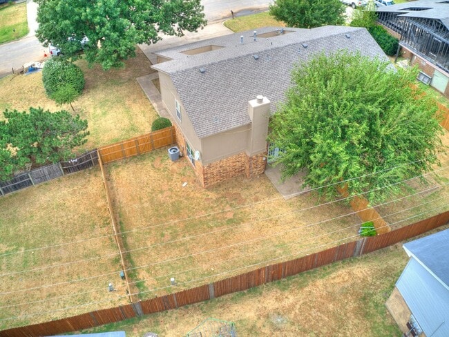 Building Photo - Just remodeled Duplex Home