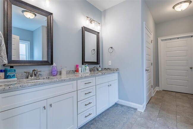 Building Photo - 357 Sydney Dr S