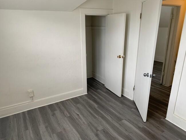 Building Photo - 3 or 4 bedroom (3 bedrooms+ bonus room) House in Rum Village