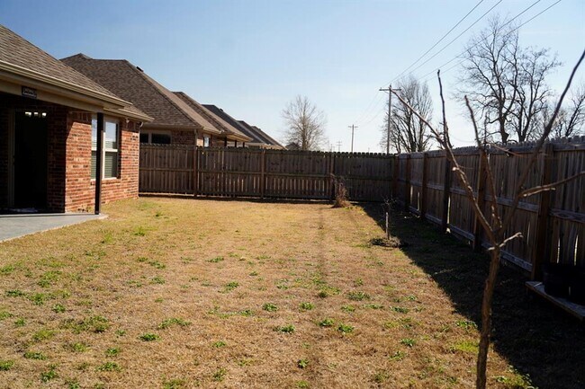 Building Photo - 381 Holly St