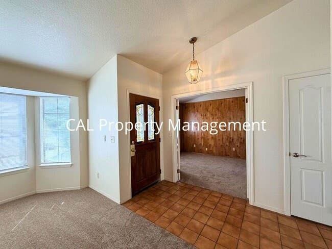 Building Photo - Rare 4 bedroom 2 bath rental in Pine Meadow Estates King City!