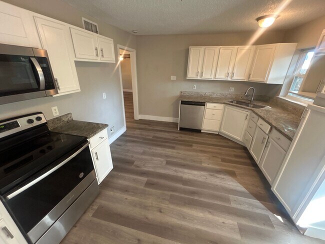 Building Photo - 3160 Chatsworth Dr