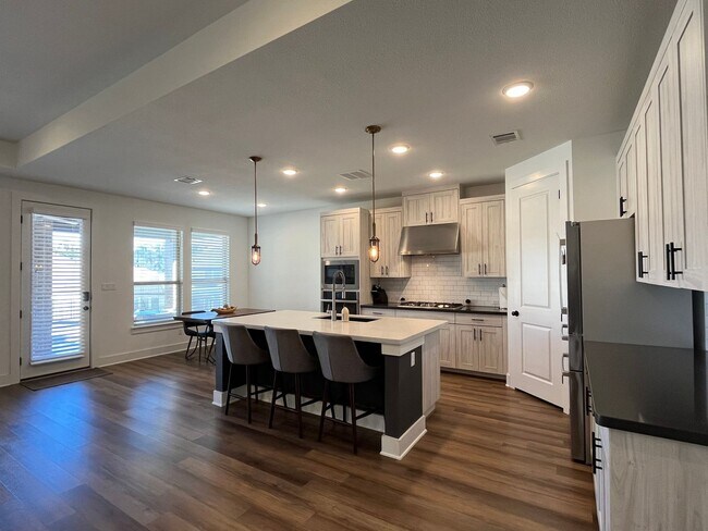 Building Photo - Beautiful 4/3 WITH PRIVATE POOL in Travisso
