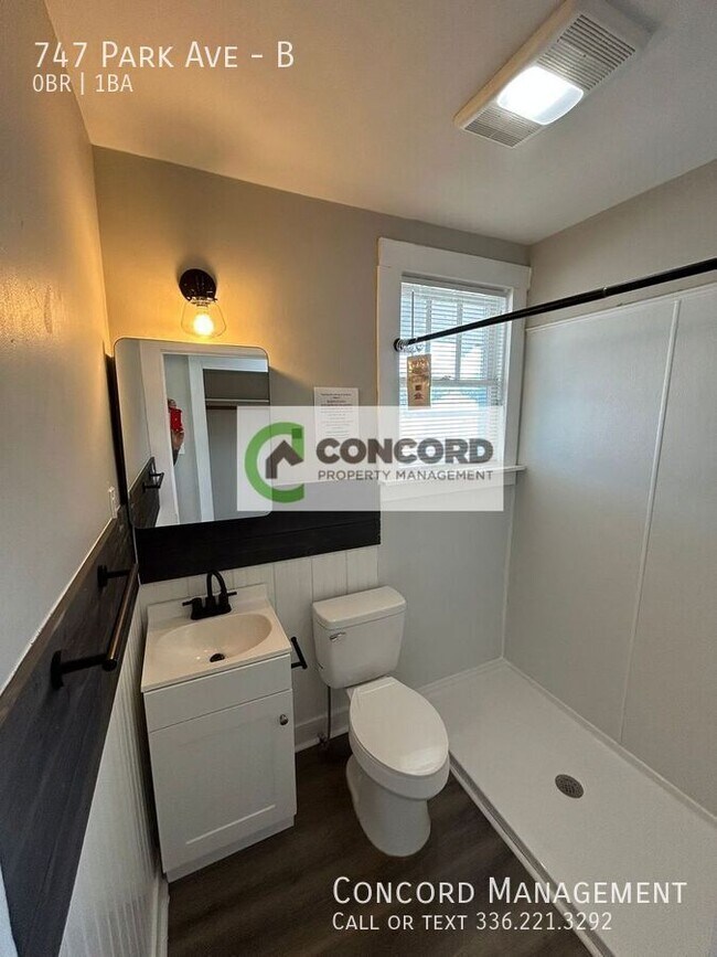 Building Photo - 747 Park Ave