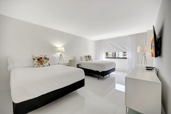 Building Photo - 540 Brickell Key Dr
