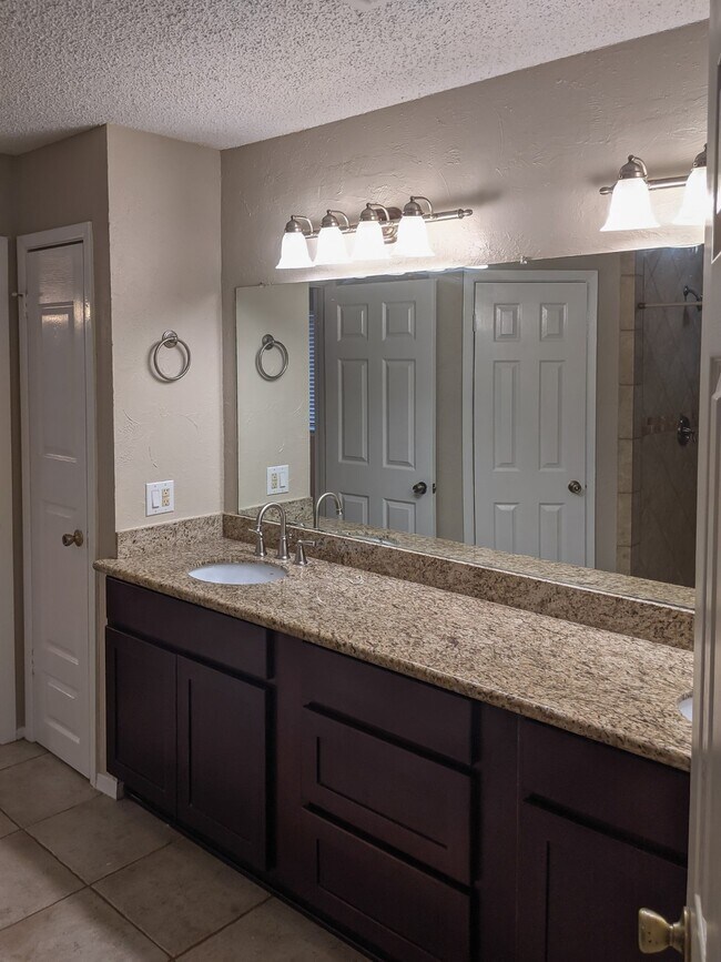 Building Photo - 17903 Glenpatti Dr