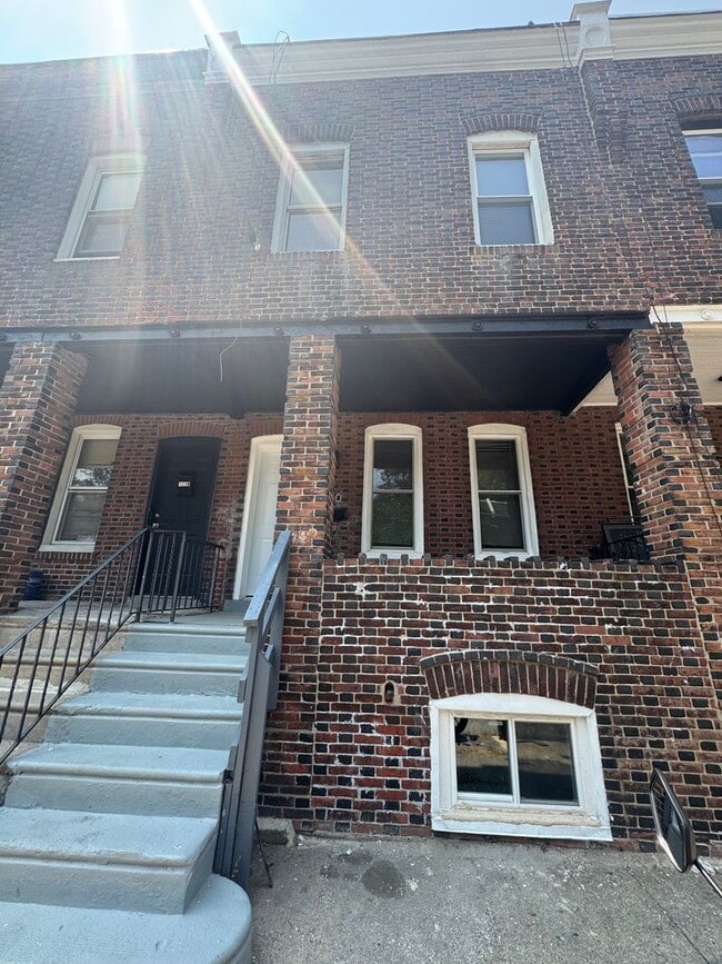 Building Photo - Remodeled 3bd/1 House with Rear yard!! SEC...