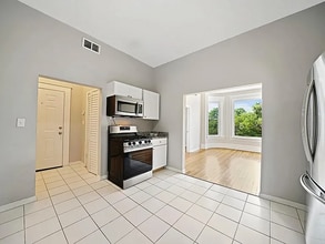 Building Photo - Charming 2-Bed Oasis on Augusta Blvd: Your Perfect Urban Retreat in Chicago!