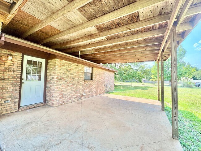 Building Photo - Spacious 3-Bedroom Home