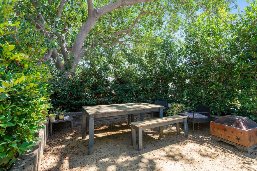 Communal area in front - 207 E Avenue 31