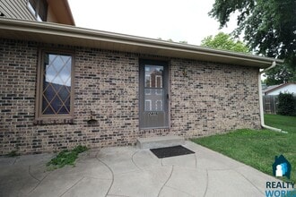 Building Photo - 2440-2446 S Canterbury Lane