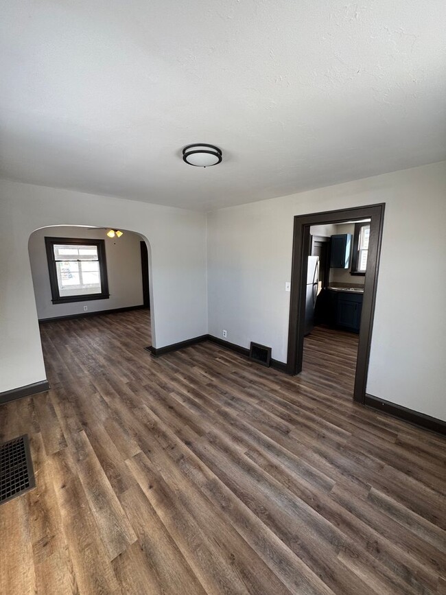 Building Photo - Beautifully Remodeled 3 Bedroom, 1 Bathroo...