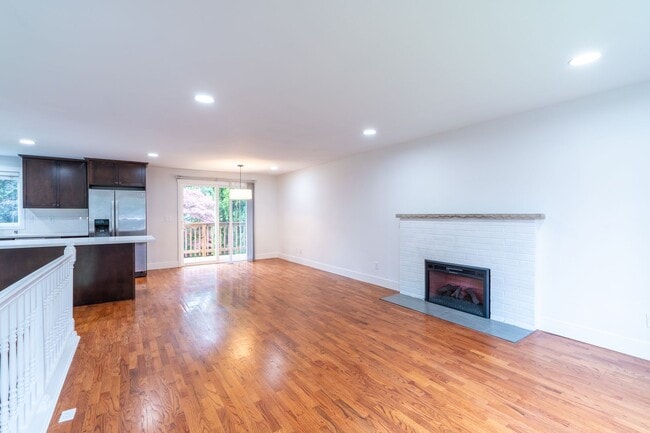 Building Photo - 4bed/3bath home in Finn Hill