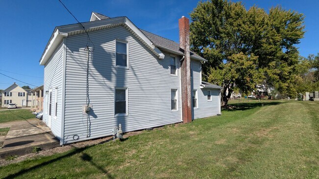 Building Photo - 223 E Maple St