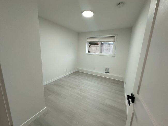 Building Photo - Everett Duplex