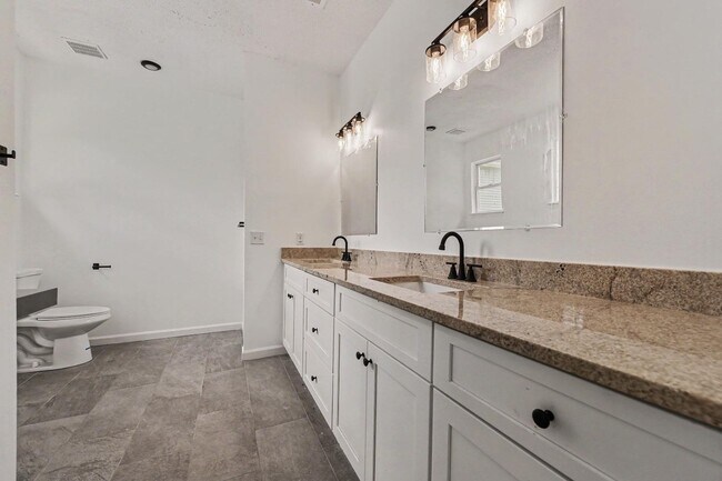 Building Photo - 1854 Oleander Ct