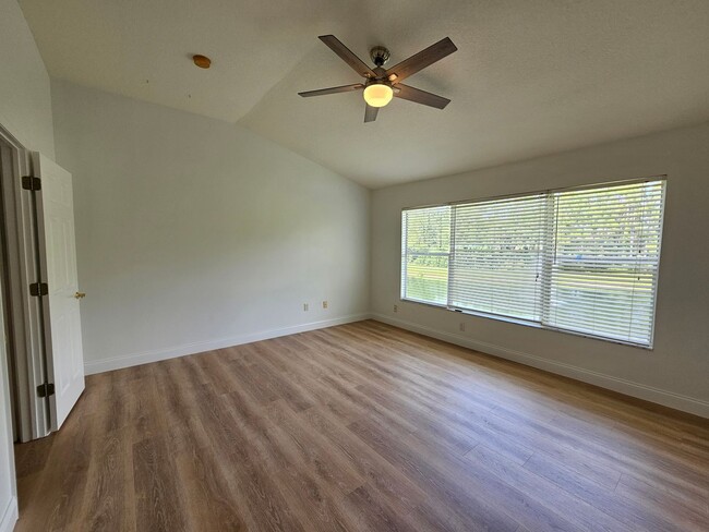 Building Photo - 2 Bedroom, 1.5 bath townhome in gated comm...