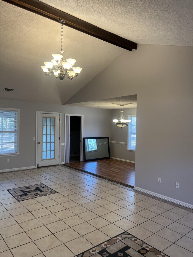 Building Photo - 934 Pineland Ave
