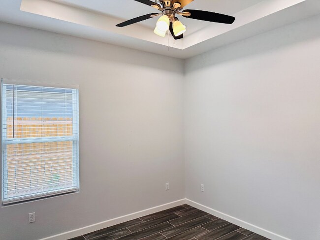 Building Photo - 1701 W Violet Dr