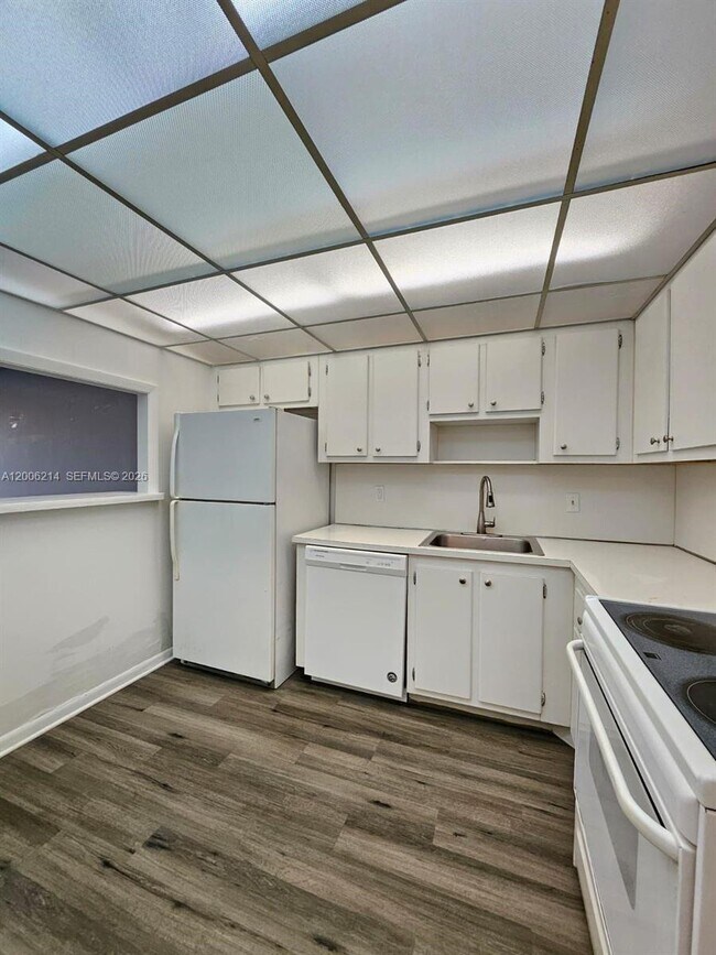 Building Photo - 1200 NE Miami Gardens Dr