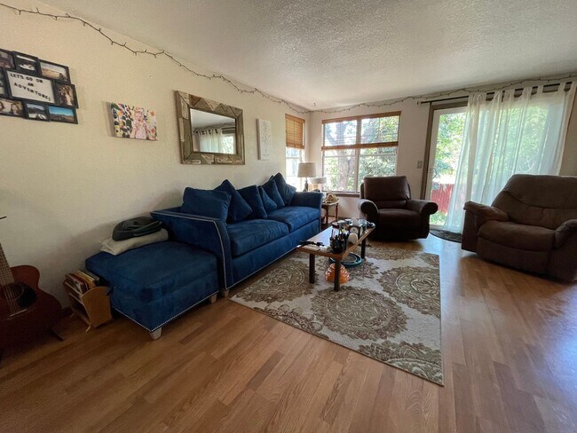 Building Photo - Charming 3 Bed 3 Bath Home - Available Aug...