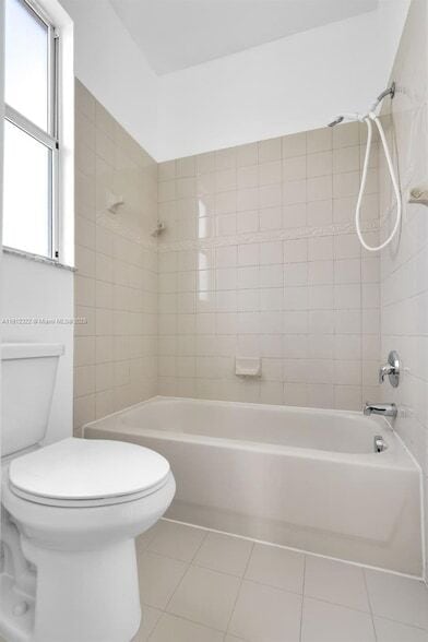 Building Photo - 1095 NE 39th Ave