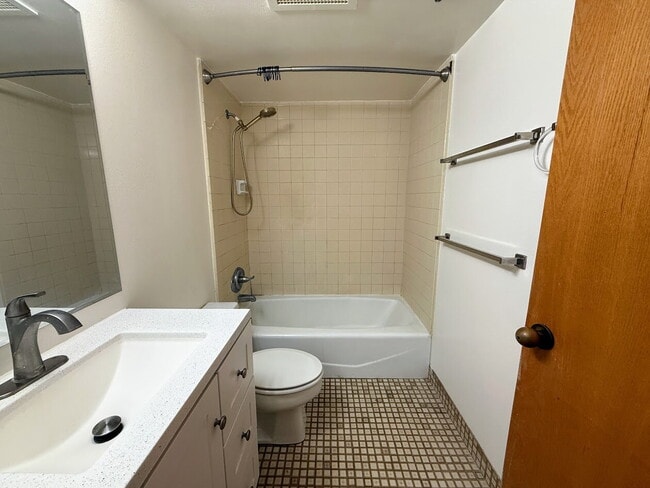 Building Photo - High-Floor Studio with Beautiful Golf Course & Mountain Views – Plaza Landmark