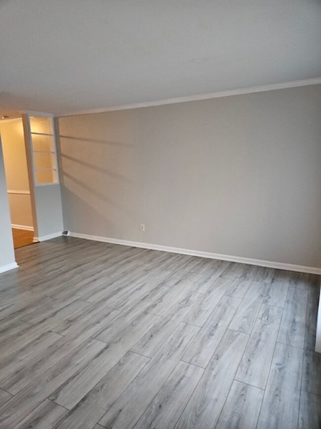 Building Photo - Lovely Condo Centrally located-MOVE IN SPE...