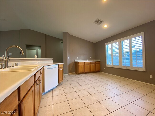 Building Photo - 556 Green Gables Ave