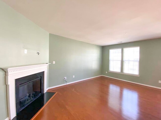 Building Photo - Gorgeous 2-Level 3 Bed 2.5 Bath Condo-Styl...