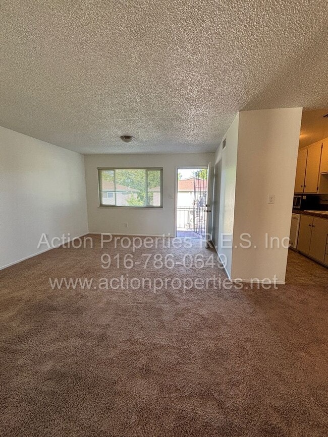 Building Photo - Roseville Condo all one level: 2 Bedroom 1 Bathroom Single Level, Large Living Room Central Heat ...