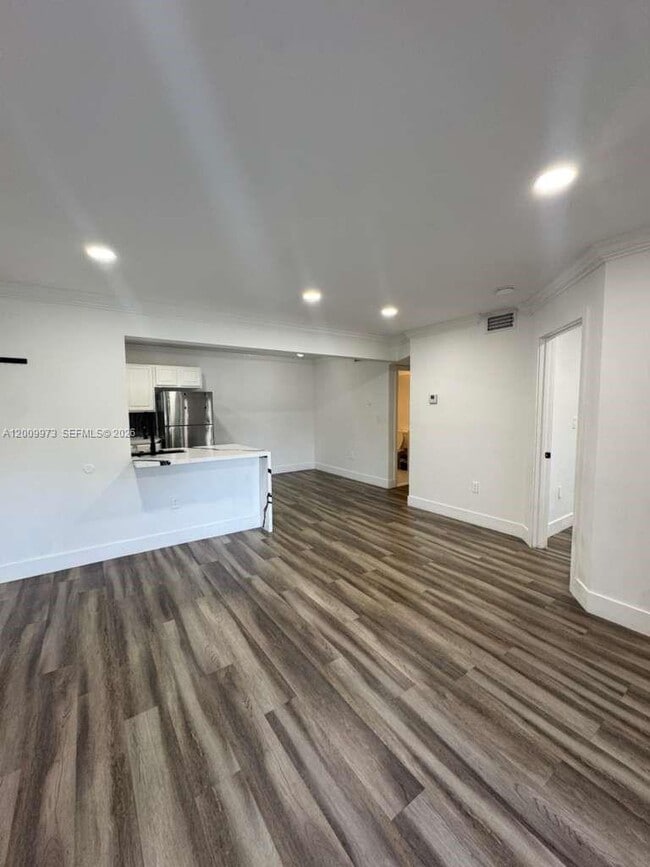 Building Photo - 300 Palm Cir W