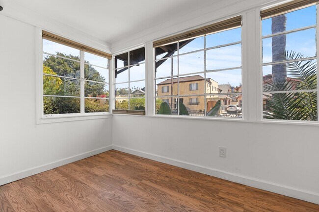 Building Photo - 3 Bedroom, 2 Bathroom apartment in a prime...