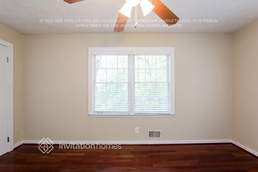 Building Photo - 215 Simpson Dr NE