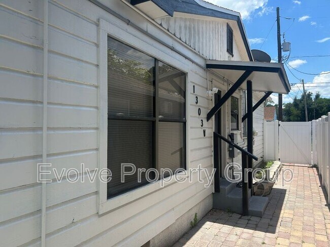 Building Photo - 1303 E Harding St
