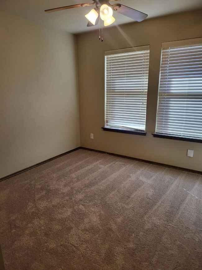 Building Photo - ?Gorgeous Home in the Valencia Neighborhoo...