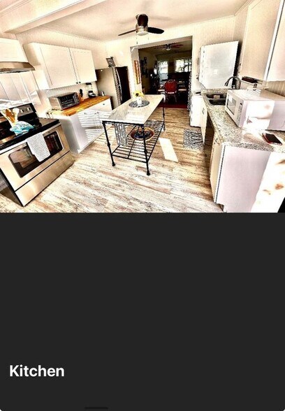 Building Photo - 136 S Oleander Ave