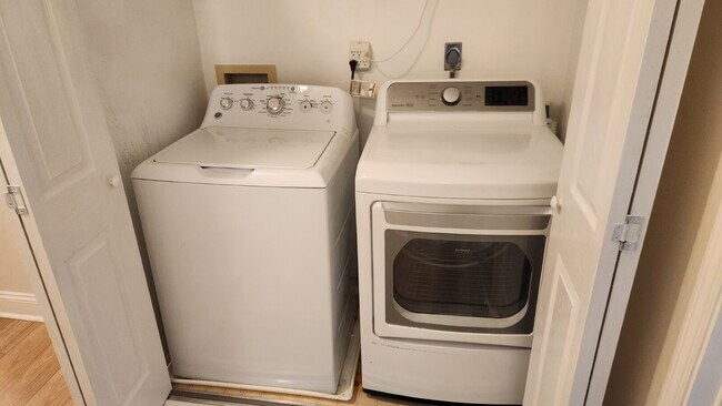 Building Photo - "Charming 3-Bed Oasis with 2.5 Baths on Carrington Court!"