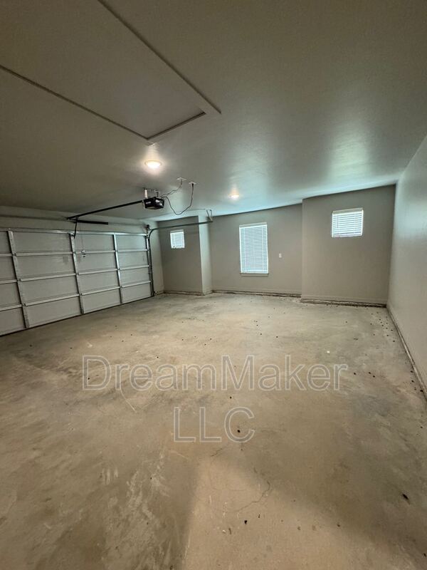 Building Photo - 678 Apple Blossom Way