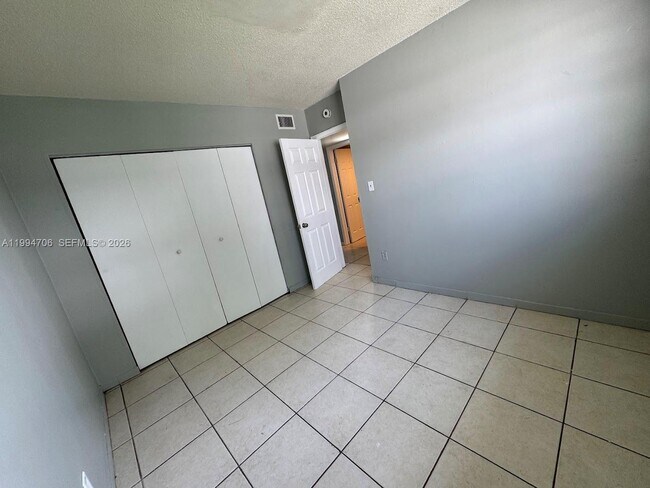 Building Photo - 5440 SW 38th Ct