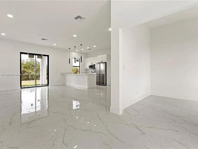 Building Photo - 853 Frederick Reid St E