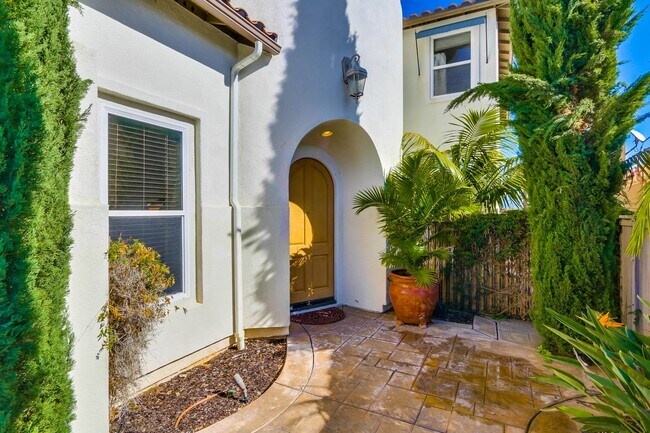 Building Photo - Beautiful 4 bedroom, 4.5 bathroom Home in the Varadero Community