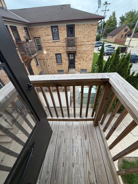 Building Photo - 5729 W Lincoln Ave