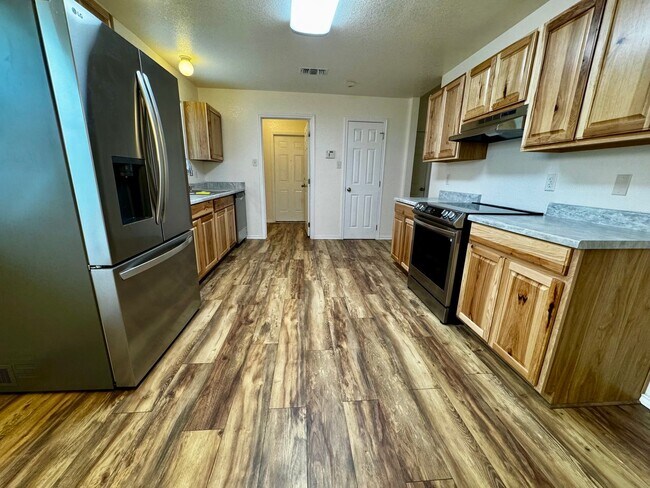 Building Photo - Spacious 4 Bedroom 2 Bath